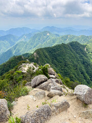 夏の鈴鹿山脈、鎌ヶ岳から入道ヶ岳へ続く鎌尾根の稜線