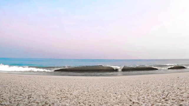 Ondas beijando a Areia da Praia.