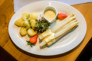 Spargel mit Kartoffeln und Sauce Hollandaise