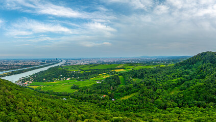Obraz premium view of the city Vienna Leopoldsberg