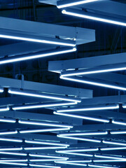 Obraz premium Ceiling with pipes is beautifully decorated with many industrial lamps