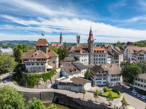 Luftbild, Ortsbild, Stadtzentrum, Altstadt von Frauenfeld, mit dem Frauenfelder Schloss und dem Rathaus, davor der Fluss Murg