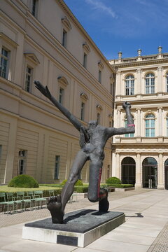 Der Jahrhundertschritt von Wolfgang Mattheuer im Hof des Museums Barberini in Potsdam am 07.07.2024