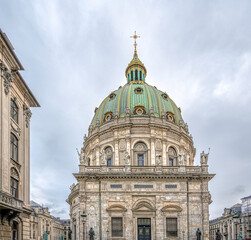 Obraz premium Marble church in Copenhagen and its big cupola against the sky