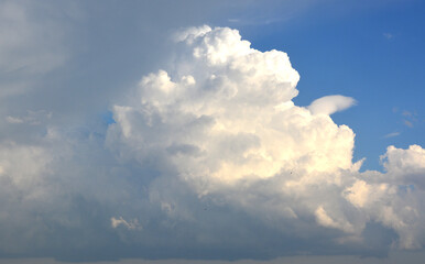 a stormy cloud that is white and fluffy close up