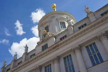 Teilaufnahme des Alten Rathauses von Potsdam auf dem Alten Markt