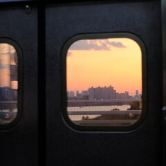 지하철 밖으로 보이는 노을