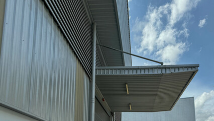 Metal sheet canopy with tie rods.
