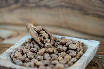 Erdmandeln Cyperus esculentus auf Olivenholz