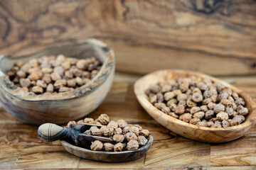 Erdmandeln Cyperus esculentus auf Olivenholz