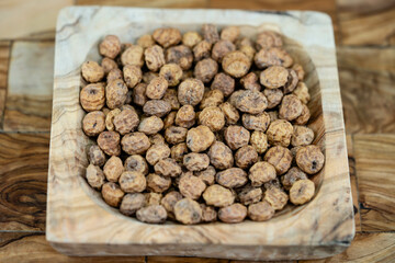 Erdmandeln Cyperus esculentus auf Olivenholz