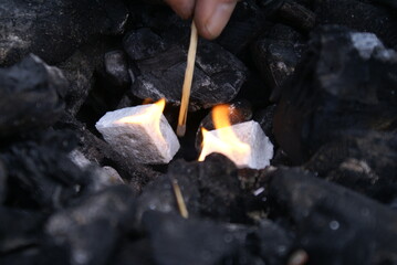 Barbecue - allumage du charbon