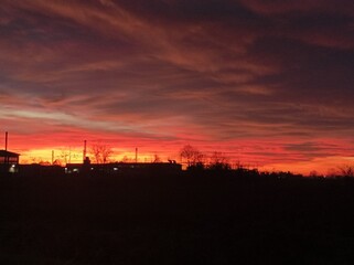 Tramonto infuocato sulla città