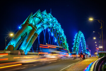 Naklejka premium Vietnam Drachenbrücke Cầu Rồng in Da Nang, Feuer und Wasser, Touristen Attraktion
