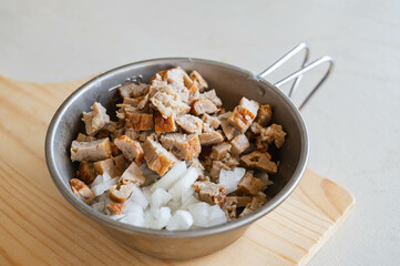 細かく切ったハンバーグと玉ねぎ