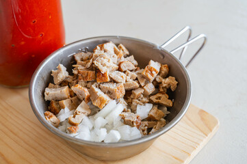 細かく切ったハンバーグと玉ねぎ