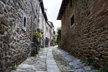 Fototapeta premium Klimatyczna uliczka w miasteczku w Toskani