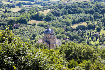 Naklejka premium Stary kościół na tle toskańskich pól