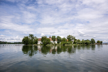 Der Chiemsee in Bayern mit Blick zur Fraueninsel