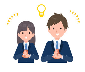 紺色のブレザーを着た学生男女。アイデアを思いつくジェスチャー。