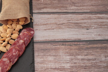tapa salchichon fuet almendras aperitivo
