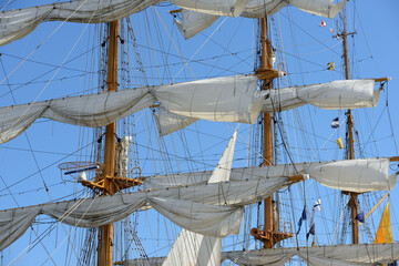 Obraz premium close-up view of the intricate rigging, masts, and sails of a tall ship