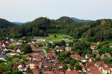 Blick auf Erfweiler und die Alt-Dahner Burgen vom Hahnfels in der Verbandsgemeinde Dahner Felsenland im Pfälzerwald. Aussicht vom Premium-Wanderweg Hahnfels-Tour.