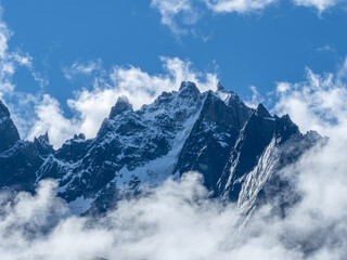 Obraz premium secteur aiguilles en vallée de chamonix, avec pics et traces de neige saupoudrée, et évaporation eau poussée par le vent.