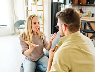 Obraz premium woman man arguing couple problem conflict female relationship young angry argument divorce fight home boyfriend husband