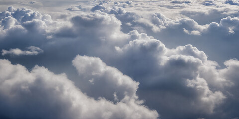 Obraz premium Sanftes Wolkenmeer unter einem tiefblauen Himmel, das eine beruhigende und friedliche Szenerie darstellt. Die weichen, weißen Wolken wirken wie ein flauschiger Teppich