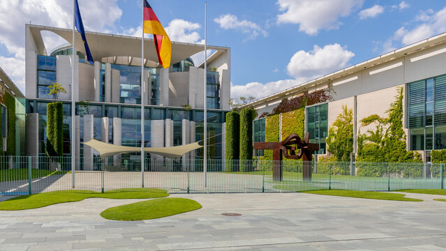 Das Bundeskanzleramt im Regierungsviertel im Sommer bei leicht bew&ouml;lktem Himmel am 15. Juli 2023 in Berlin