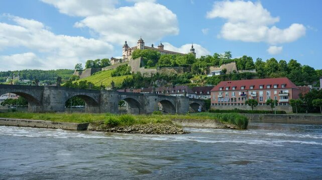 Blick &uuml;ber den Fluss Main und die alte Br&uuml;cke zur Festung Marienberg in W&uuml;rzburg, Franken, Bayern, Deutschland