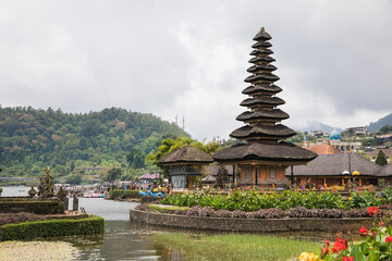 Naklejka premium Beautiful view of Ulun Danu Beratan Temple in Bali Island in Bali Island, Indonesia 