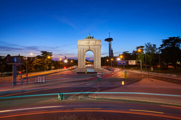 Fototapeta premium Sunset in Moncloa Arch, Madrid, Spain