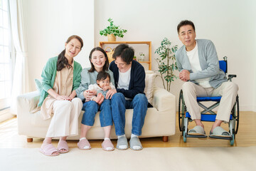 赤ちゃんと夫婦　三世代家族イメージのポートレート