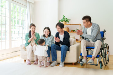 Fototapeta premium 赤ちゃんと夫婦 三世代家族イメージ