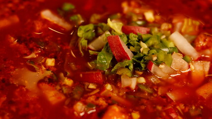 Close-up Pozole rojo, comida tradicional en México hecha con granos de maíz y carne de puerco. 