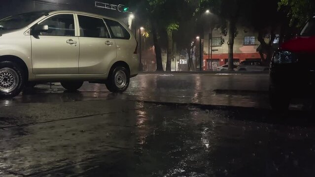 lluvia en una calle iluminada en la noche