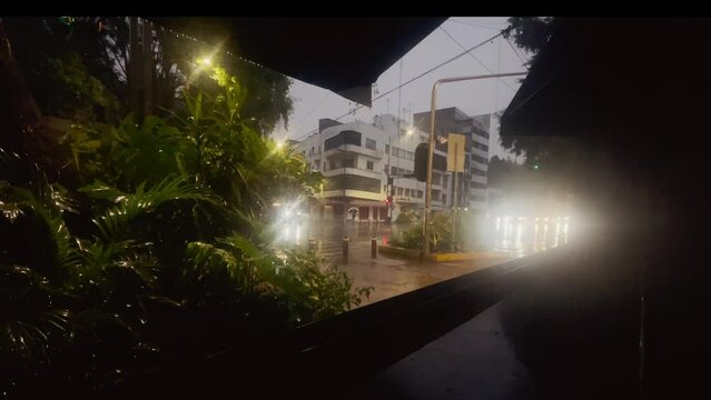 Tr&aacute;fico nocturno en la ciudad de M&eacute;xico,  bajo la lluvia