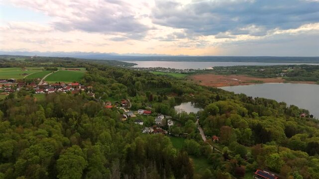 Widdersberger Weiher ist ein Stausee in Widdersberg in Gemeinde Herrsching am Ammersee im bayerischen Landkreis Starnberg in Deutschland Luftbildaufnahme. Aerial view of small reservoir in Bavaria. 