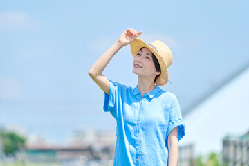 麦わら帽子をかぶった女性の屋外のポートレート