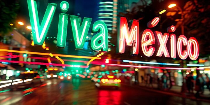 Letrero con la frase &ldquo;Viva M&eacute;xico&rdquo; en Le&oacute;n por la noche de fondo calle de la ciudad de M&eacute;xico. Festejos de D&iacute;a de la independencia 5 de Mayo o d&iacute;as patri&oacute;ticos