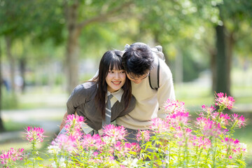 In March, with hydrangeas blooming, a Taiwanese woman in her twenties and a Hong Kong man are enjoying a walk together in a park in Zhongzheng District, Taipei City, Taiwan.