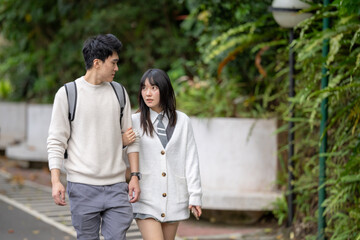 Naklejka premium In March, a Taiwanese woman in her twenties and a Hong Kong man are walking in a lush botanical garden in Zhongzheng District, Taipei City, Taiwan.