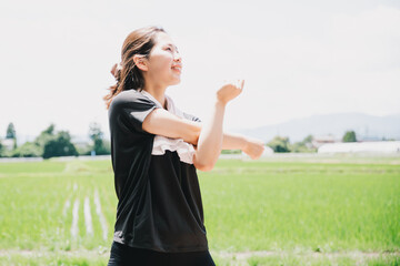 ストレッチする女性　
woman stretching