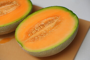 半分にカットした高級メロンの断面