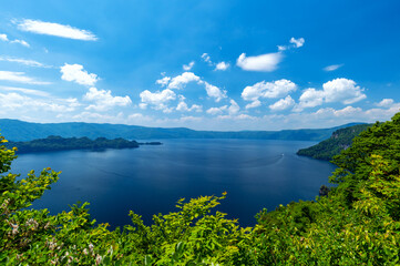 【青森県十和田湖】初夏の十和田湖：美しい藍をたたえた神秘の湖