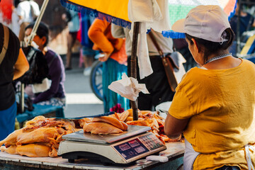 Mujer en su puesto de venta de pollos, en el mercado de la ciudad de Yurimaguas, en la provincia de Alto Amazonas, Loreto - Perú. © Mario Vásquez Rioja