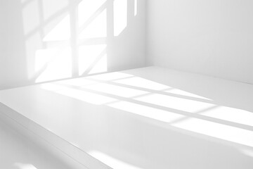 Obraz premium Empty white wall where sunlight shining through a window