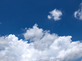 Obraz premium Background image of blue sky and white clouds in summer sky